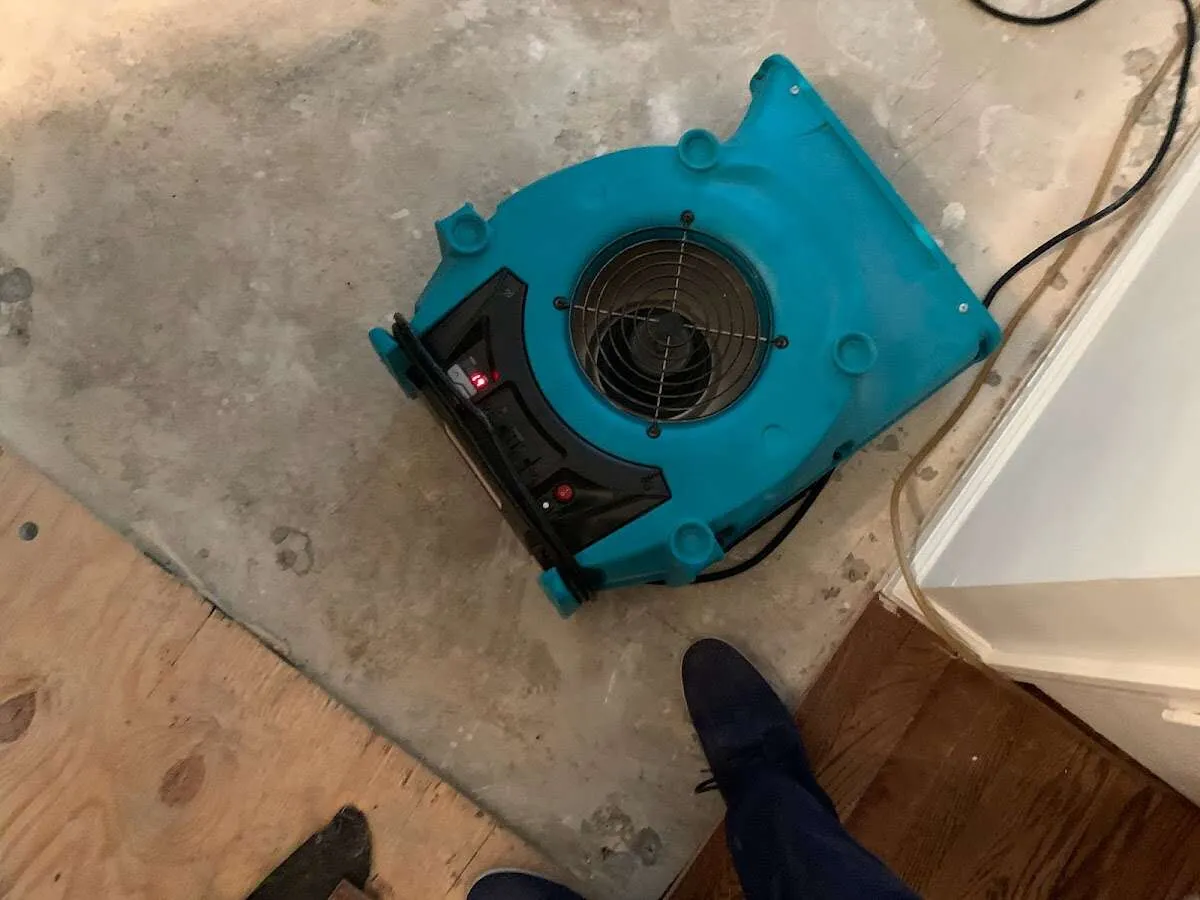 Air mover drying subfloor during Leak Detection & Repair in Solvay